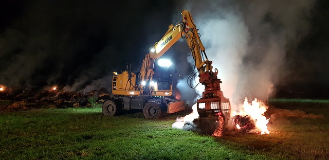 Rund 300 Strohballen brennen in Hüsten auf dem Flammberg!